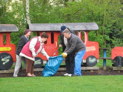 Wir haben die Spielpl�tze unter uns aufgeteilt und s�ubern sie in kleinen Gruppen, hier im Blockfeld. 
